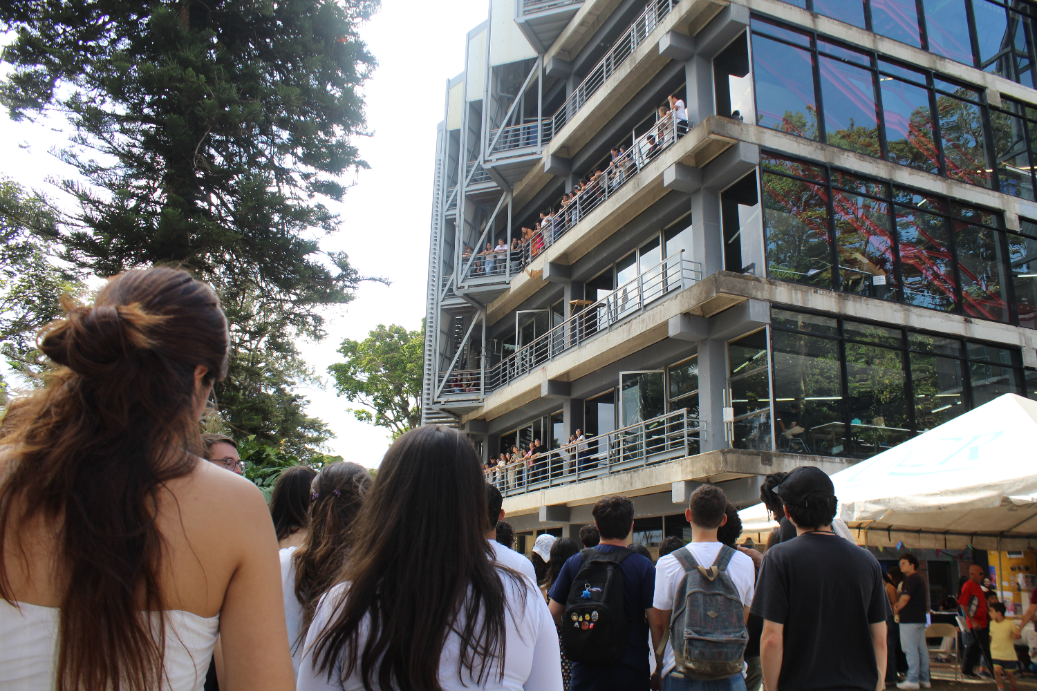 Estudiantes observando los aparatos volar. Fotografía: Melanie Méndez.