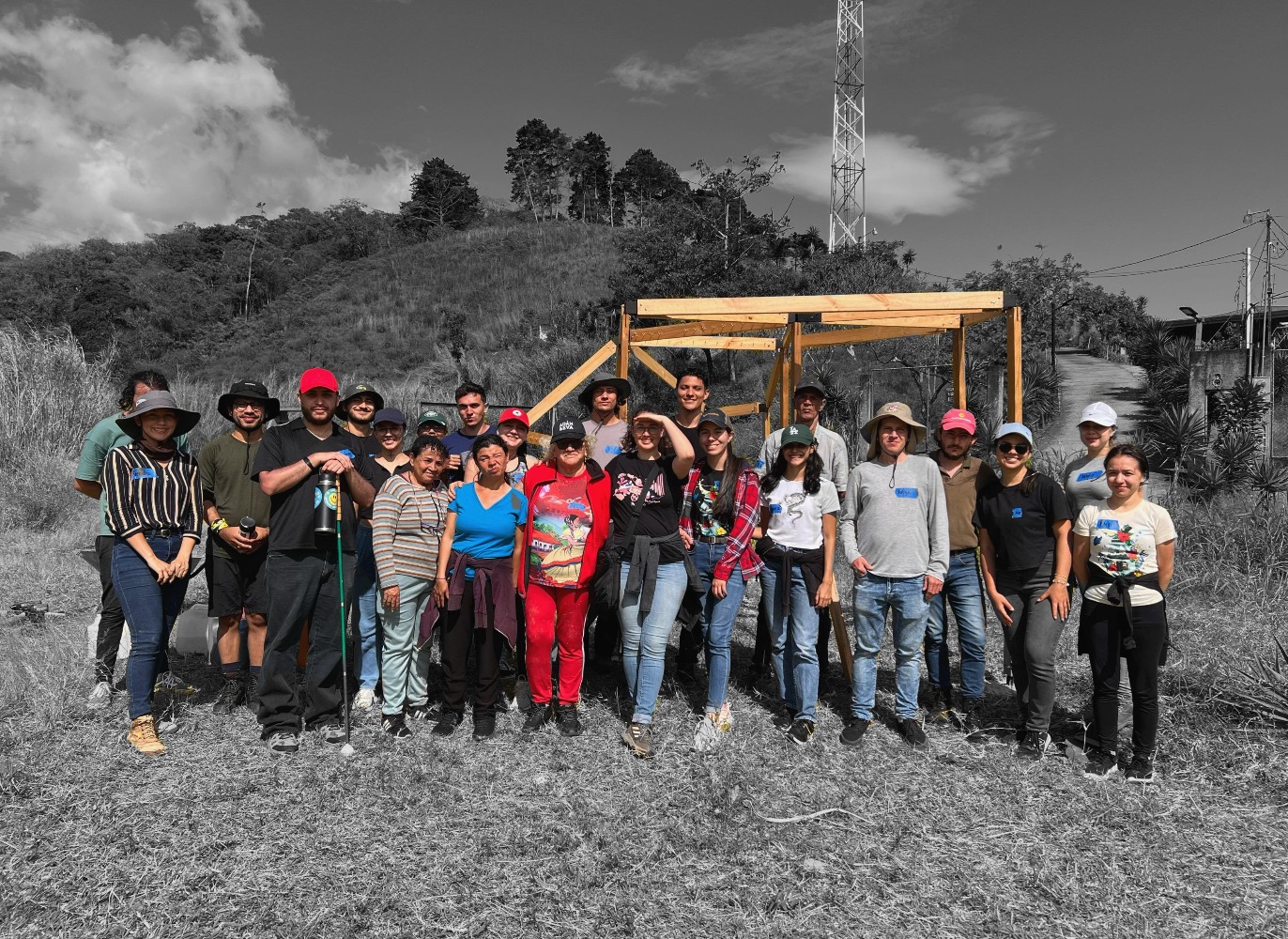 Construcción colectiva en el espacio público, de fondo la Loma Salitral. Cortesía de Francis …