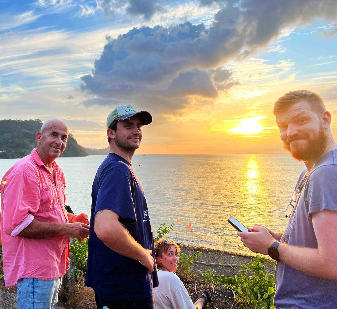 Alistair (a la derecha) junto a los demás estudiantes de Australia en el Parque Nacional Manuel Antonio. Cortesía de Alistair Eglinton. Alistair (a la derecha) junto a los demás estudiantes de Australia en el Parque Nacional Manuel …