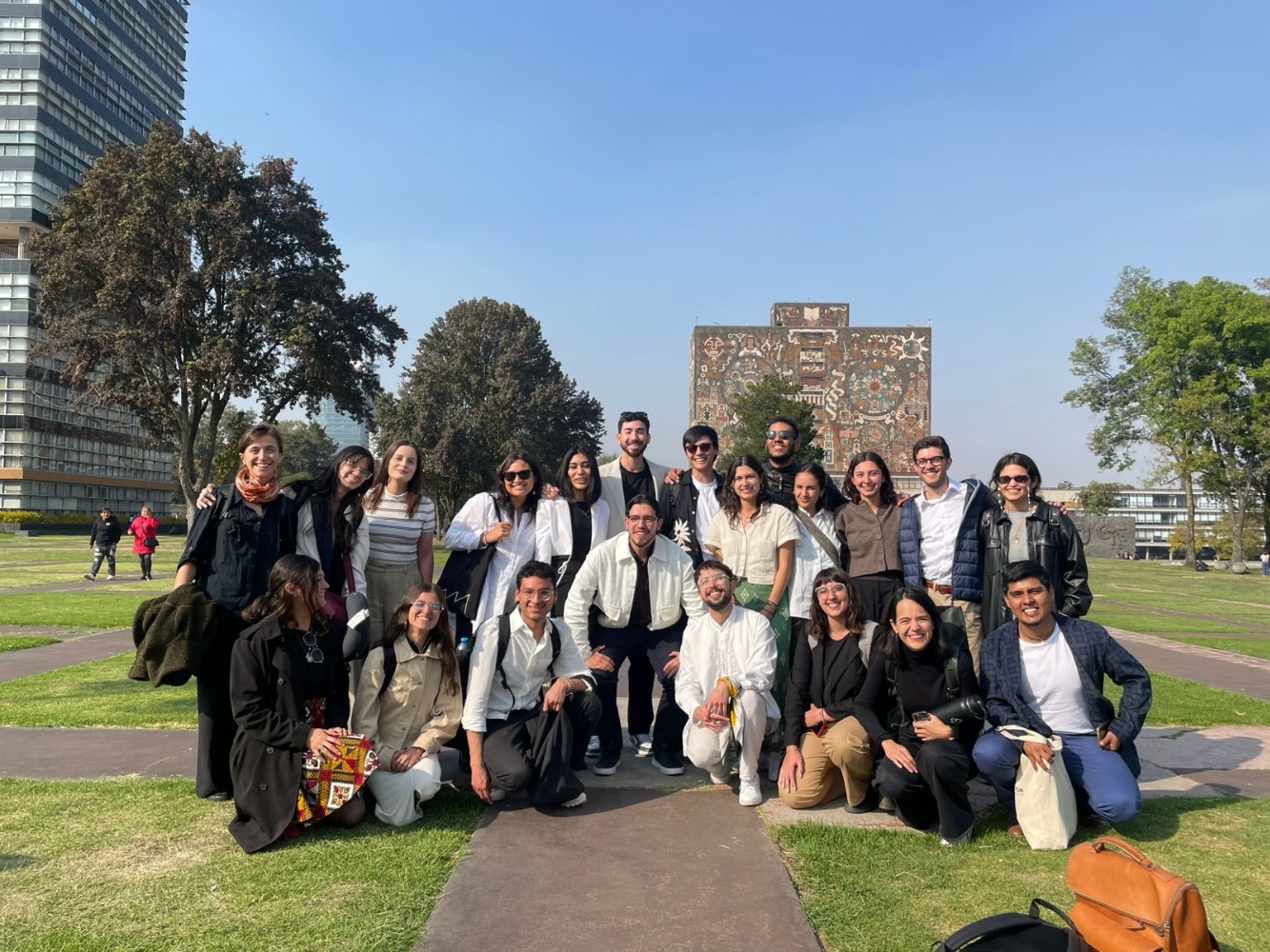 Fellowships Latin America frente a Biblioteca UNAM. Cortesía de Francis Pérez. Fellowships Latin America frente a Biblioteca UNAM. Cortesía de Francis Pérez.