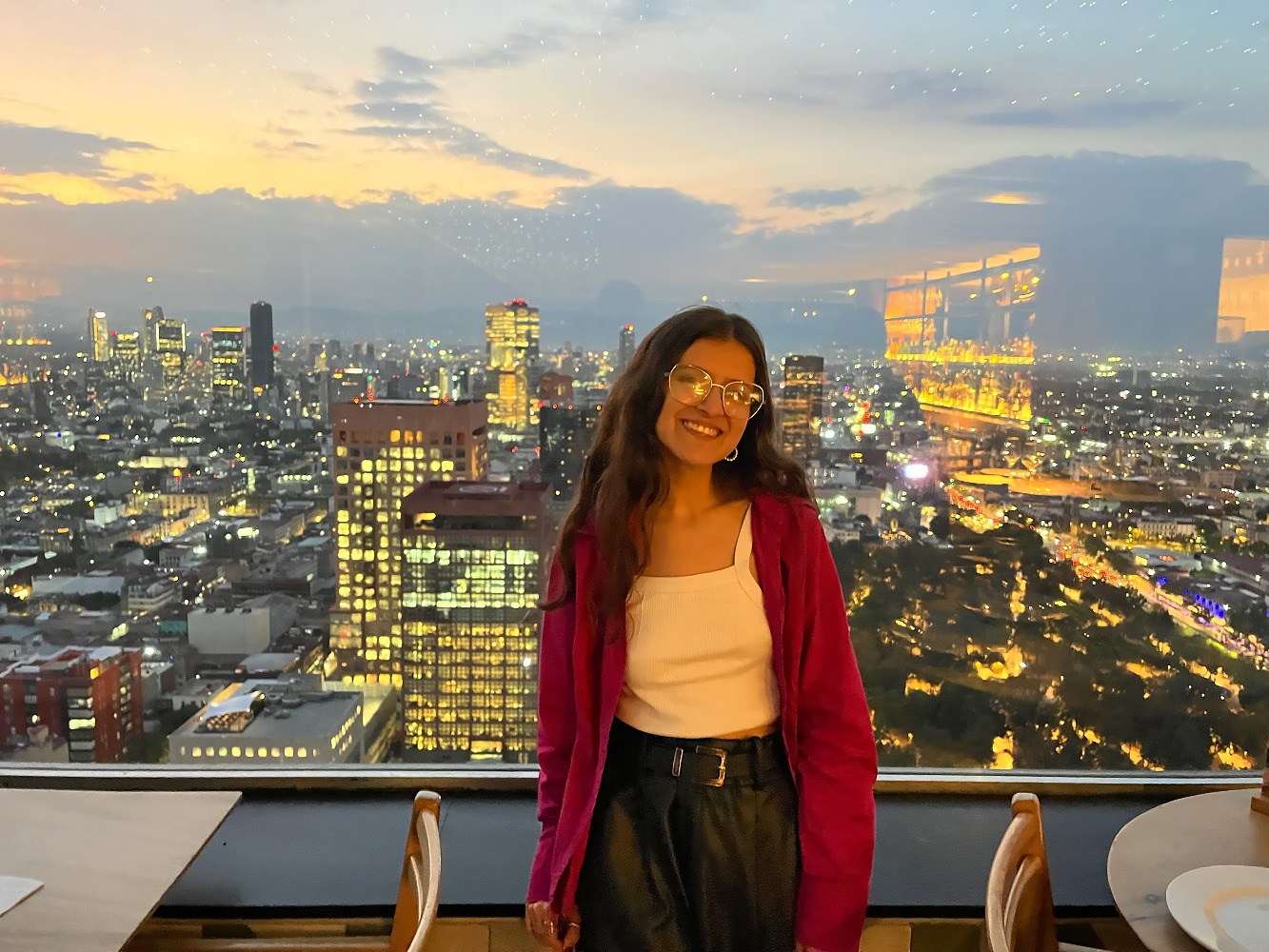 Francis con vista a la ciudad desde la Torre Latinoamericana. Cortesía de Francis Pérez.