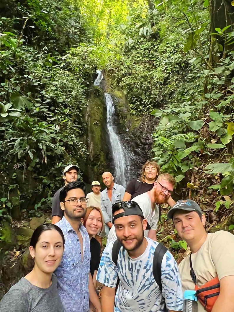 Matías (a la derecha) junto a estudiantes de Costa Rica y Australia en Golfito. Cortesía de Alistair Eglinton. Matías (a la derecha) junto a estudiantes de Costa Rica y Australia en Golfito. Cortesía de …