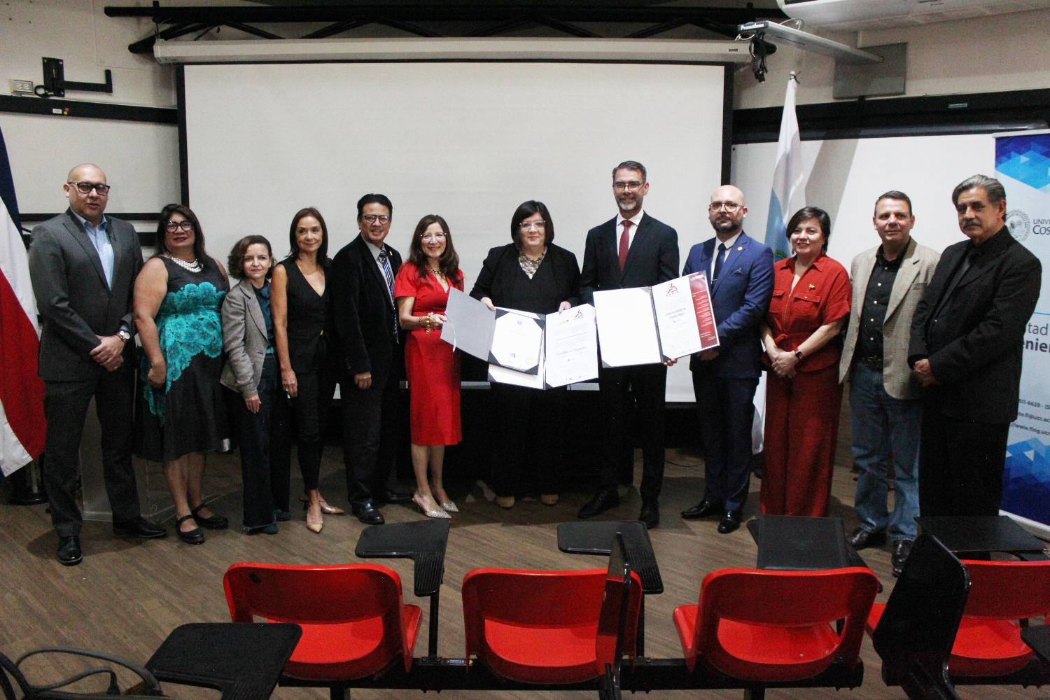 Recibimiento del certificado de acreditación. Fotografía: Melanie Méndez.