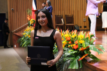 Nicole recibiendo su título. Fotografía: Alessandro González Vindas.